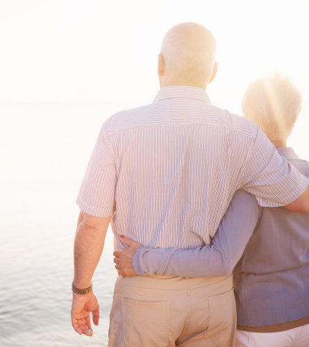 Seniorenpaar am Strand in der Sonne 