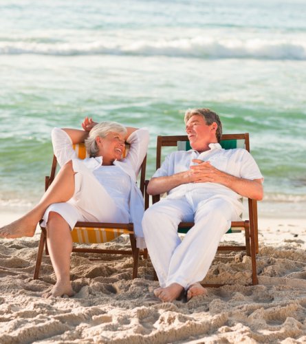 Paar am Strand auf Liegestühlen