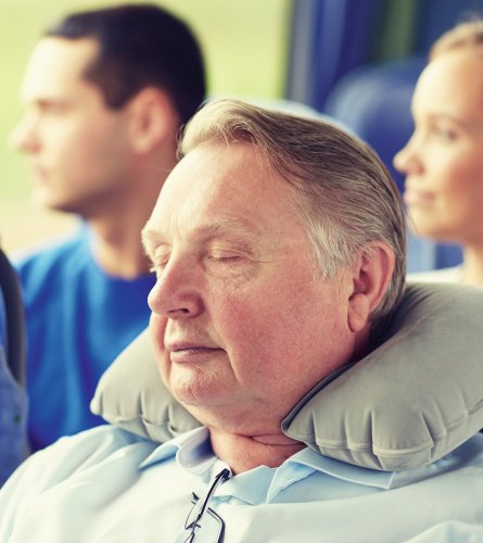 Schlafender Mann im Reisebus 